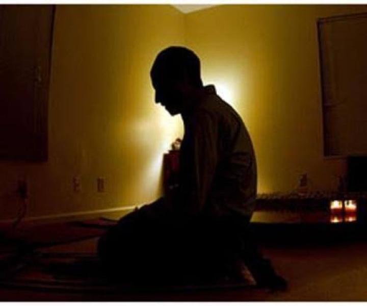 حكم الإكتفاء بالفاتحة فقط في الصلاة.. مستشار المفتي السابق يوضح