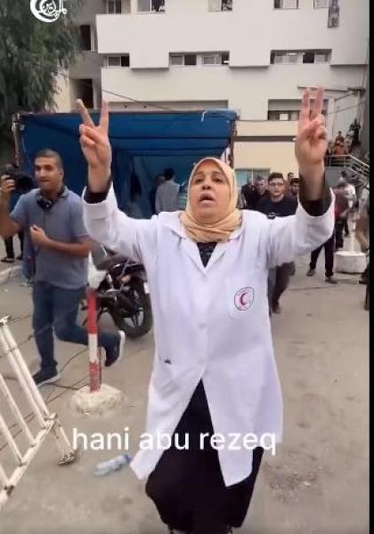 شاهد.. لحظات مؤثرة لأم تخبر ابنتها باستشهاد والدها في القصف الإسرائيلي