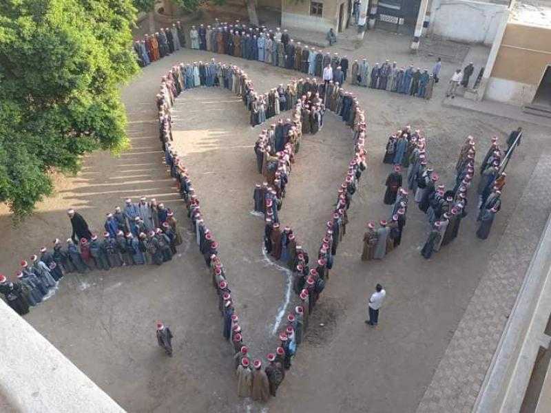 طلاب معهد البتشتي الأزهري يشكلون مصر في قلب الأزهر بأجسادهم بقنا