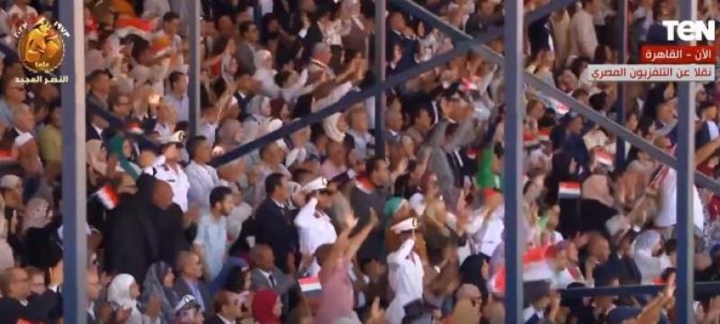 شاهد.. تحية متبادلة بين السيسي وأهالي طلبة أكاديمية الشرطة