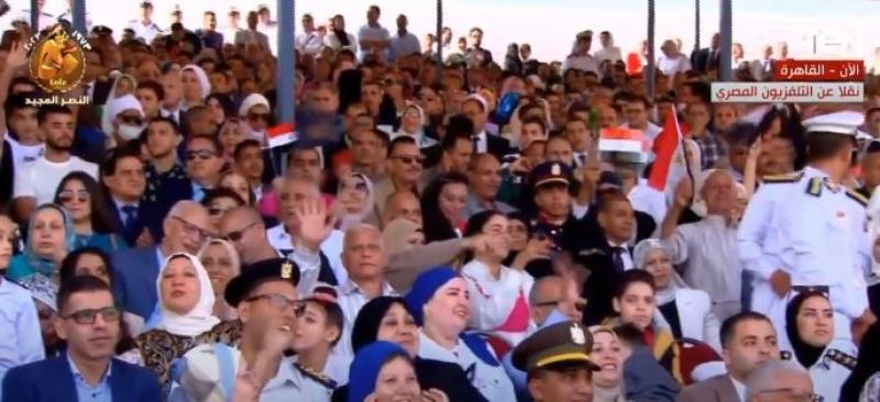 فرحة عارمة بين الأهالي لحظة نزول طلبة كلية الشرطة لساحة عرض حفل تخرجهم.. «فيديو»