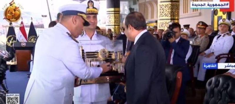 هدية تذكارية من رئيس أكاديمية الشرطة للسيسي.. «فيديو»