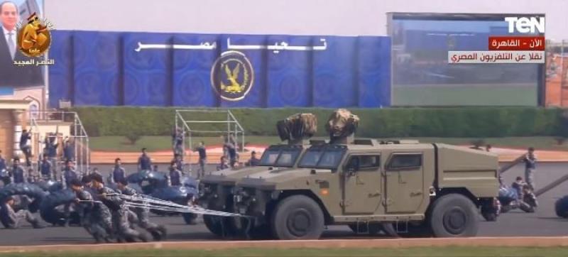 طلبة أكاديمية الشرطة يسحبون مدرعات يصل وزنها إلى 7 أطنان خلال حفل تخرجهم.. «فيديو»