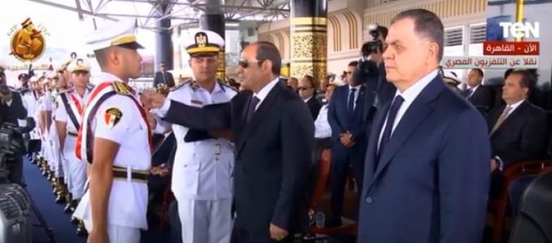 السيسي يكرم أوائل أكاديمية الشرطة ويمنحهم نوط الامتياز من الطبقة الثانية.. «فيديو»