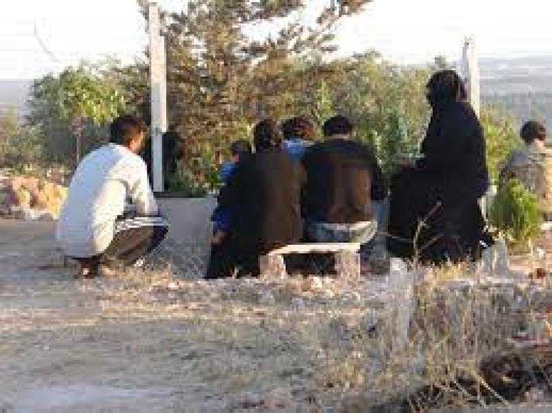 ما حكم الجلوس على القبر وحالات الجواز والكراهة؟.. الإفتاء توضح