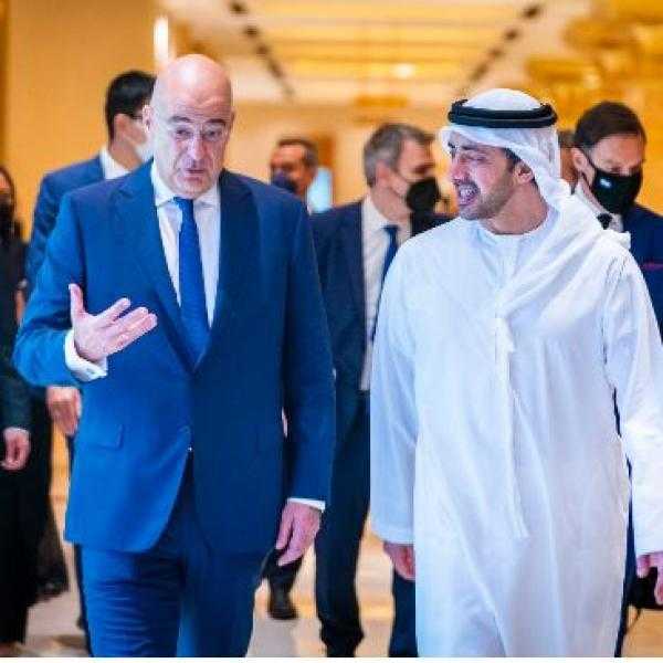 لبحث تطور الأوضاع بالمنطقة.. وزير خارجية الإمارات يستقبل نظيره اليوناني