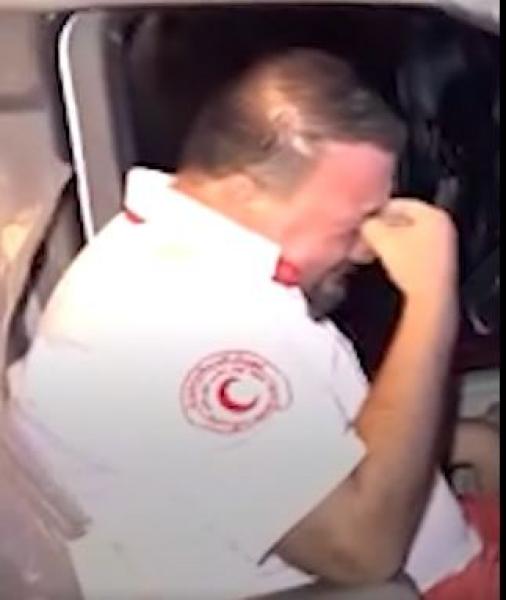 مشاهد مؤلمة .. بكاء هستيري لسائق سيارة إسعاف فلسطيني.. «فيديو»