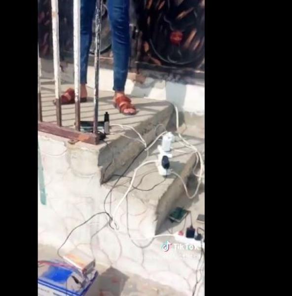 بعد قطع الاحتلال الكهرباء.. حيلة من أهالي غزة لشحن الهواتف.. «فيديو»