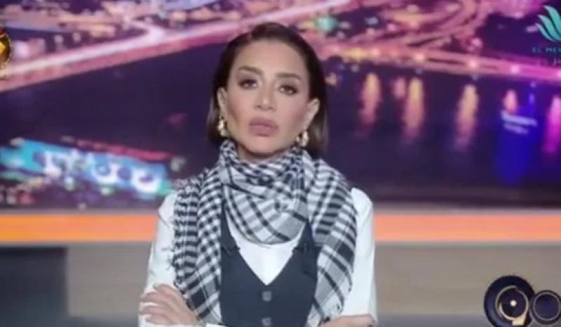 «دعمًا للقضية».. بسمة وهبة ترتدي الشال الفلسطيني على الهواء