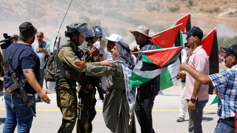استشهاد 30 فلسطينيا