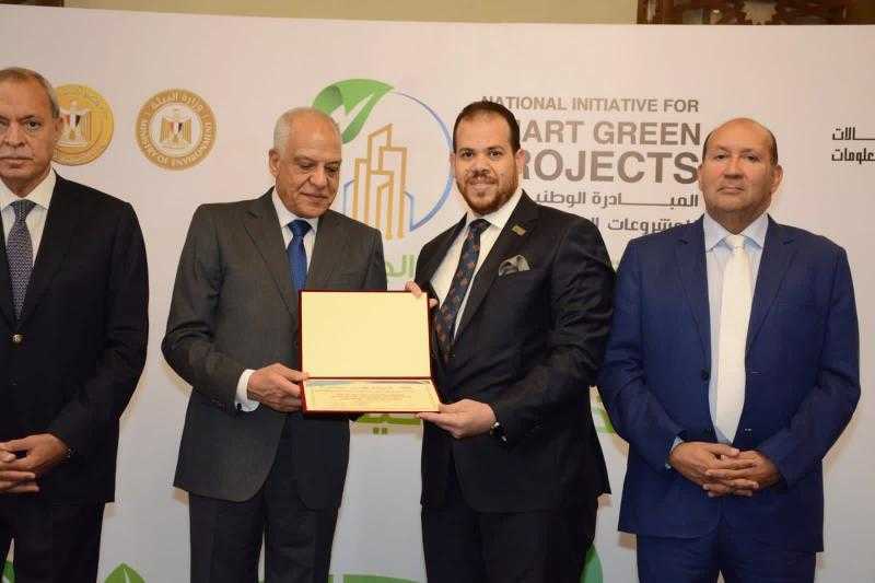 محافظ الجيزة يكرم ”سكور جراس” ضمن المشروعات الفائزة بالمبادرة الوطنية للمشروعات الخضراء الذكية