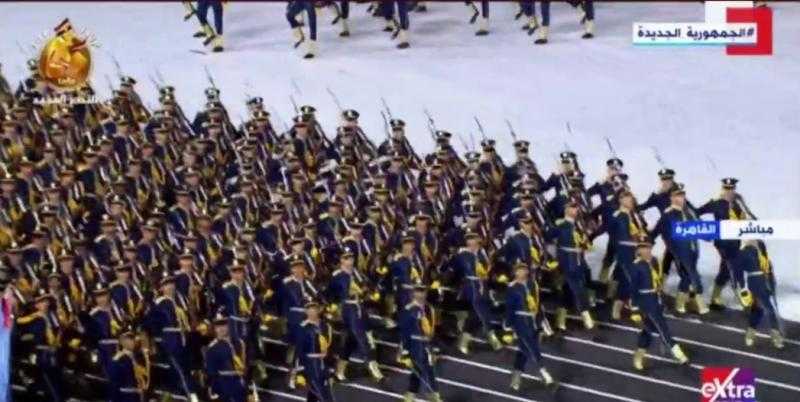 خريجو الكليات العسكرية يقدمون عرضًا عسكريًا أمام الرئيس السيسي