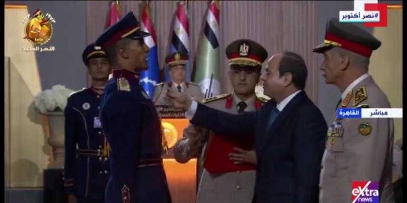الرئيس السيسي يمنح أنواط الامتياز لأوائل خريجي الكليات العسكرية