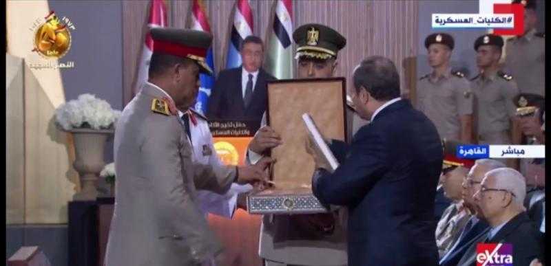 الرئيس السيسي يُقَبّل كتاب الله خلال حفل تخرج الكليات العسكرية