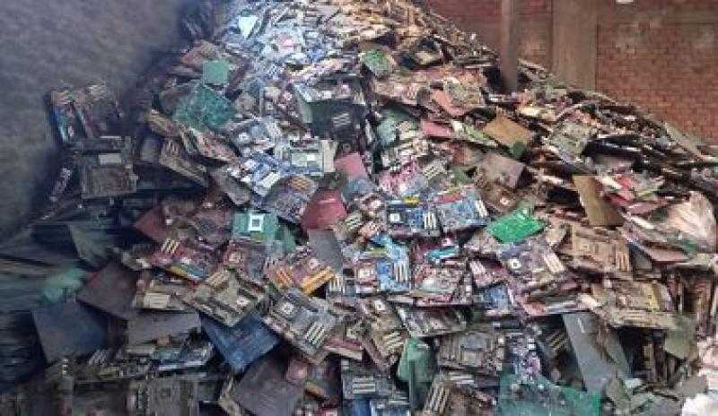 شديدة الخطورة.. العثور على 34 طن نفايات إلكترونية وكيماوية في الخانكة