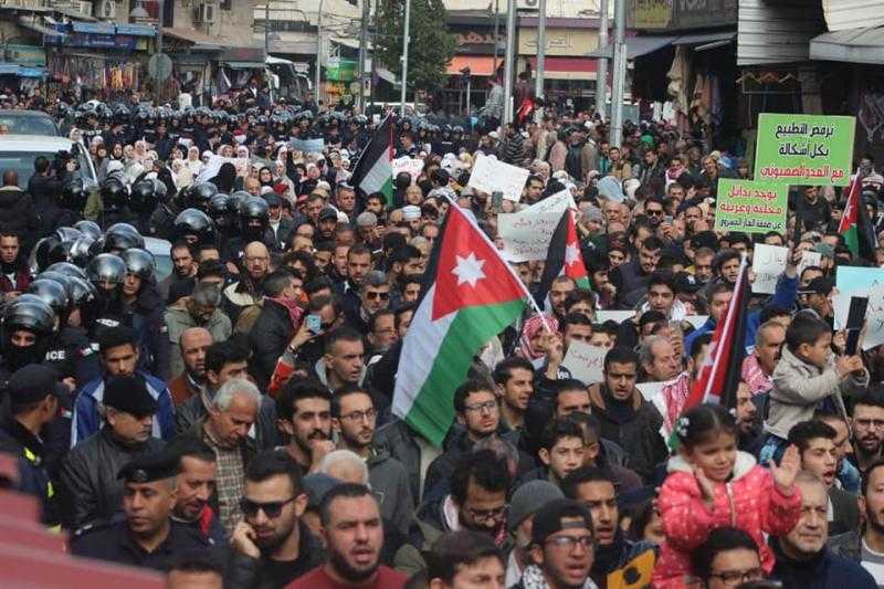 آلاف الأردنيين يحتشدوا في مسيرات كبيرة رفضاً للعدوان الإسرائيلي