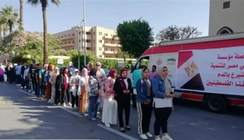 مصريون يتوافدون على بنوك الدم للتبرع للمصابين في غزة