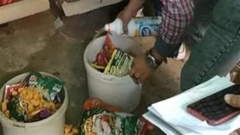 إعدام 1.2 طن أغذية وعصائر غير صالحة بالدقهلية