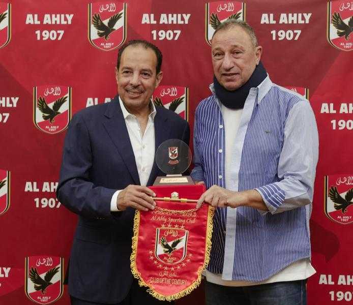 الخطيب يستقبل رئيس منطقة القاهرة لكرة القدم