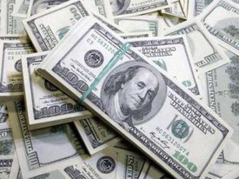 الدولار يتراجع عالميا وسط مخاوف من استمرار رفع الفائدة