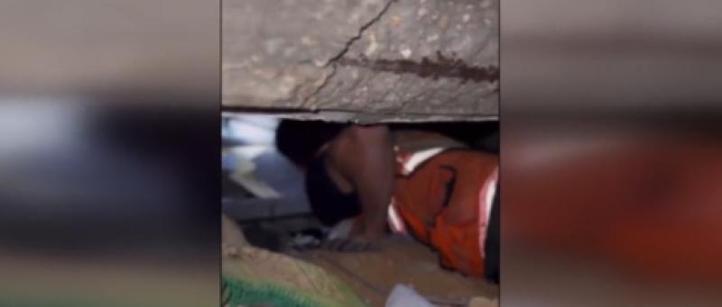 مسعف فلسطيني يكافح لإنقاذ طفل من تحت أنقاض مبنى استهدفه الاحتلال