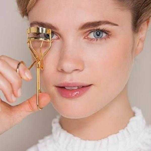 نصائح ذهبية لاستخدام أداة تجعيد الرموش