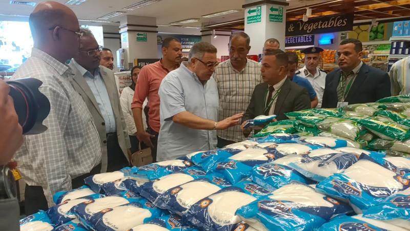 بالصور.. محافظ البحر الأحمر يتابع مبادرة تخفيض أسعار السلع