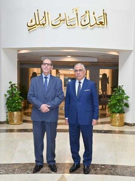 النائب العام يستقبل رئيس هيئة النيابة الإدارية.. صور