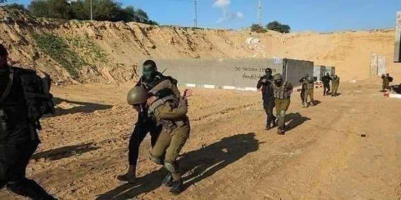 أسرى إسرائيليين لدى جنود الاحتلال