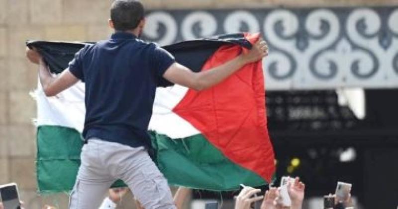 مصري يرفع علم فلسطين