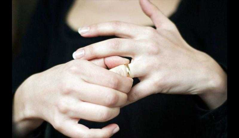 «نادية» تطلب خلع زوجها: «حماتي بتضربني وبتدلع سلفتي»