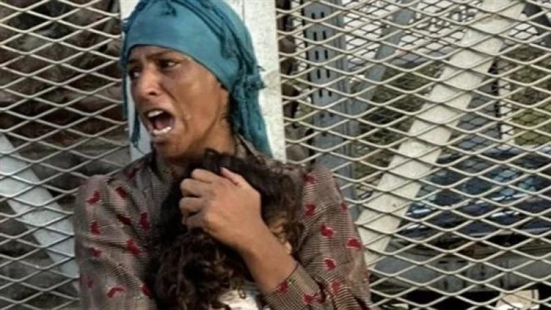 كشف تفاصيل الاستغاثة من مضطربة نفسيا تحمل صغيرة بالتجمع