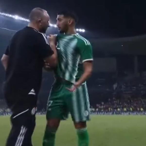مدرب الجزائر يشتبك مع لاعبه سعيد بن رحمة بعد هدف منتخب مصر