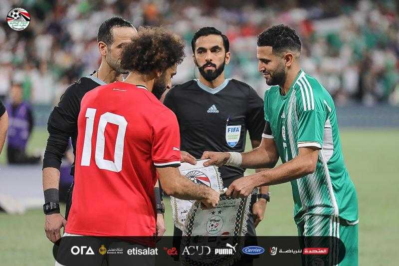 علاء نبيل يتغنى بأداء منتخب مصر بعد التعادل المثير أمام الجزائر