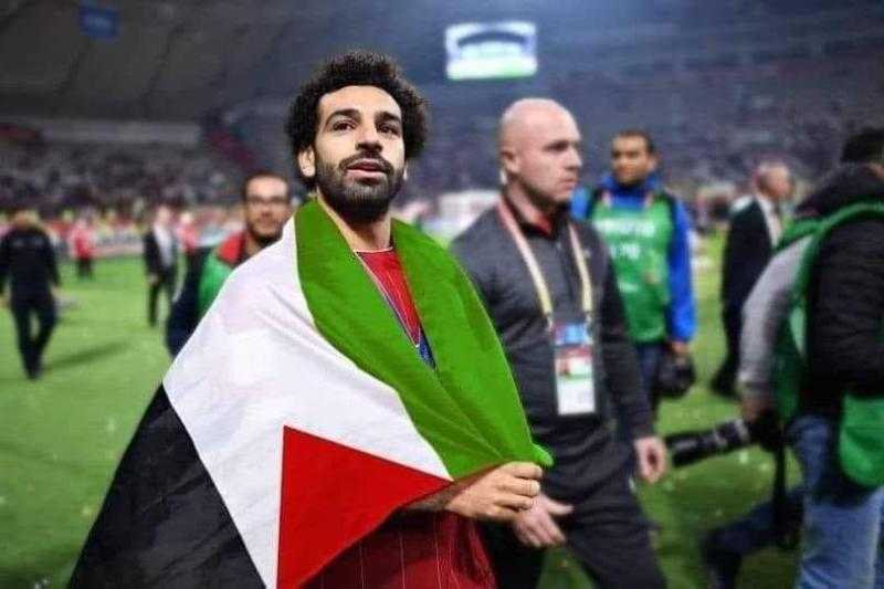حقيقة ظهور محمد صلاح بعلم فلسطين بعد مباراة مصر والجزائر