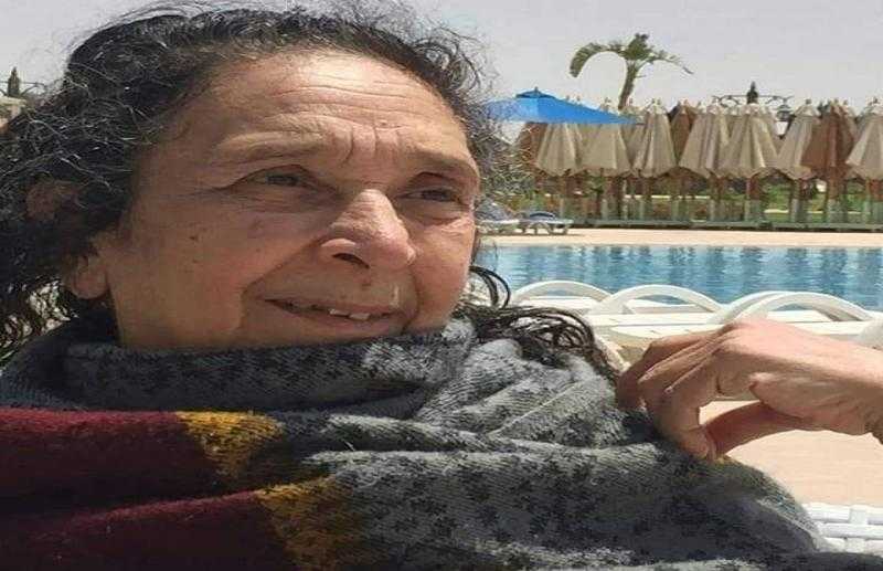تشييع جثمان الفنانة والناقدة سهام عبد السلام من مسجد السيدة نفسية