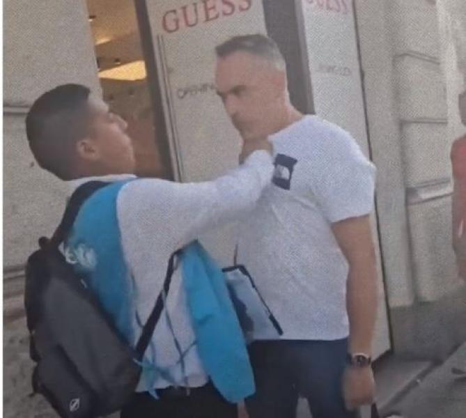 شاهد.. رجل يهاجم العاملين بمنظمة اليونيسيف لظنه أنهم يجمعون تبرعات لغزة