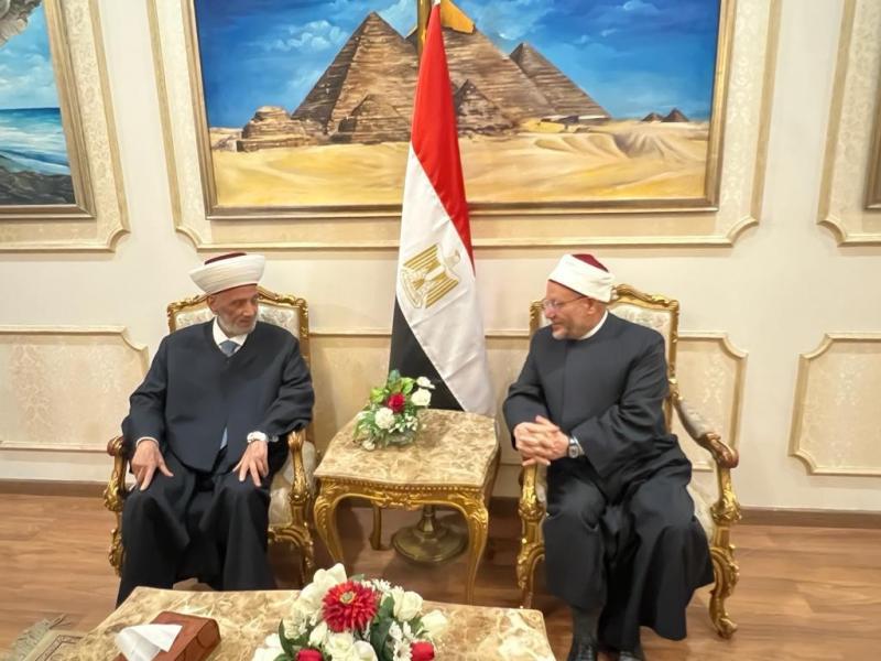 لحضور المؤتمر الثامن للإفتاء .. «شوقي علام» يستقبل مفتي لبنان بمطار القاهرة الدولي