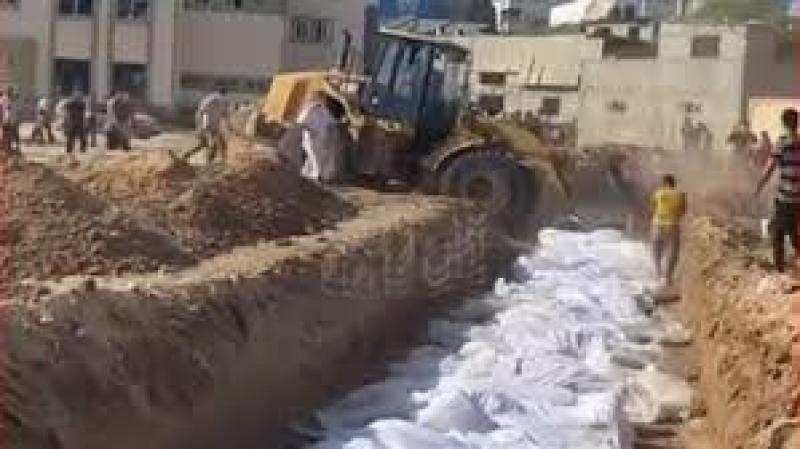 الجثث تكدست.. دفن عشرات الشهداء الفلسطينيين في مقابر جماعية