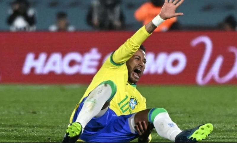 تفاصيل إصابة نيمار المروعة في مباراة البرازيل بتصفيات كأس العالم