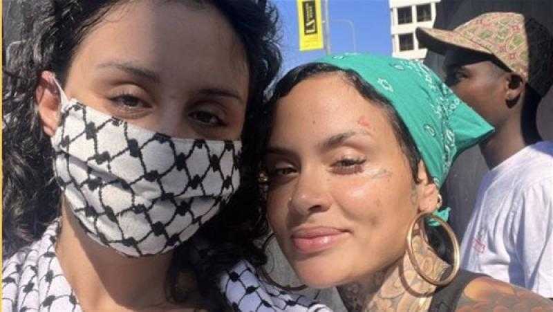 مطربة أمريكيا تشارك في مظاهرات للتضامن مع فلسطين وتفتح النار على مشاهير العالم الصامتين والمؤيدين للاحتلال