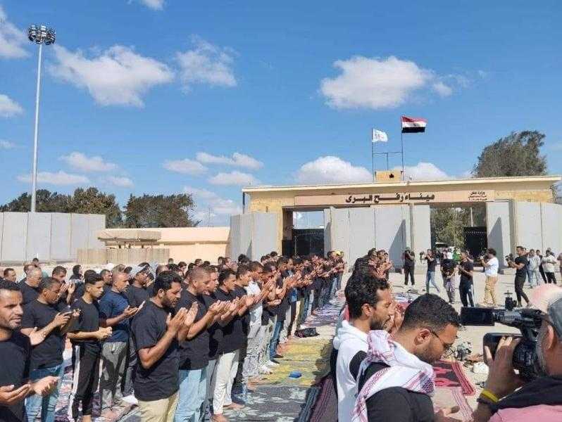 شاهد.. أعضاء التحالف الوطني يؤدون صلاة الغائب على أرواح شهداء فلسطين من أمام بوابة معبر رفح