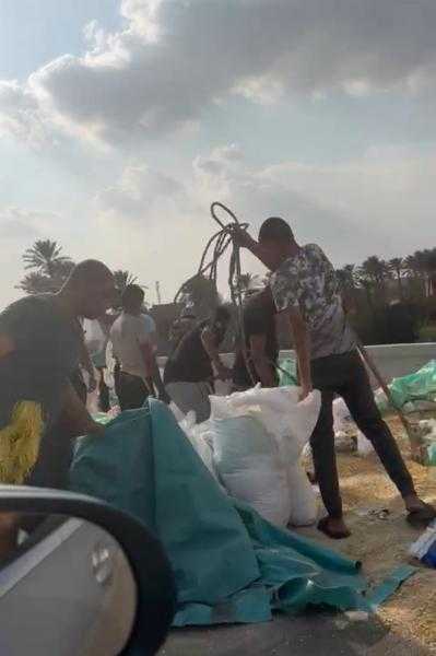 انقلاب سيارة نقل محملة بجوالات الغلال أعلى الطريق الدائري | صور