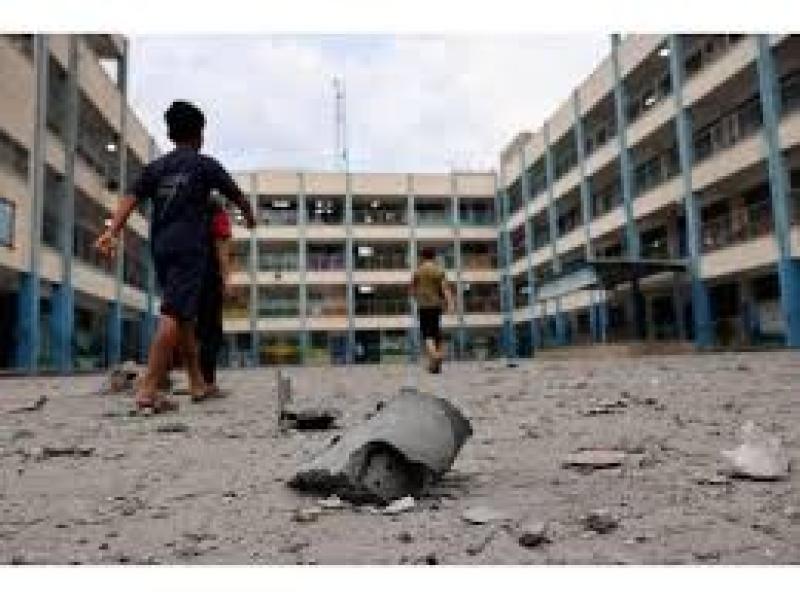 شاهد.. الاحتلال الإسرائيلي يقصف مدرسة الاونروا وسط قطاع غزة