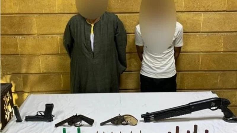 القبض على تاجر خردة ونجله لحيازتهما أسلحة دون ترخيص بالقاهرة