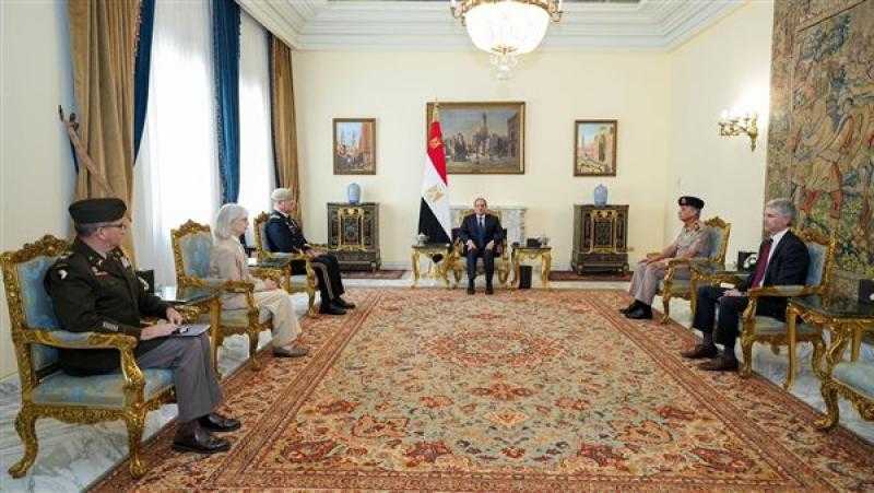 السيسي يستقبل قائد القيادة المركزية الأمريكية ويؤكد الحرص على الشراكة الاستراتيجية بين الجانبين