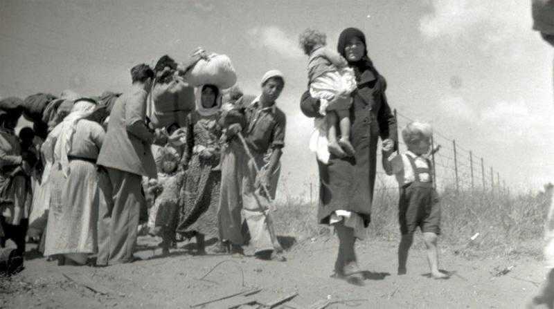 شاهد.. لحظة تهجير الفلسطينيين من أرضهم عام 48.. وردة أفعال أم 15 ولد