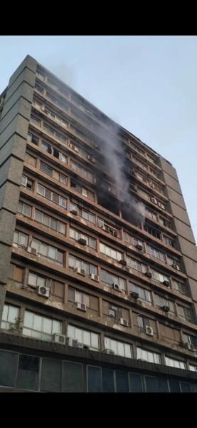 الدفع بـ10 سيارات إطفاء للسيطرة على حريق داخل عقار بوسط البلد