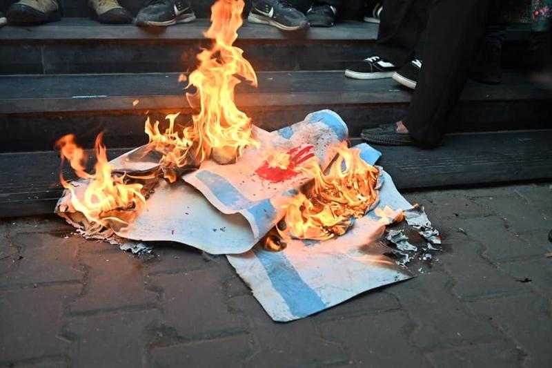 متظاهرون في الجيزة يحرقون العلم الإسرائيلي ويطالبون بوقف العدوان