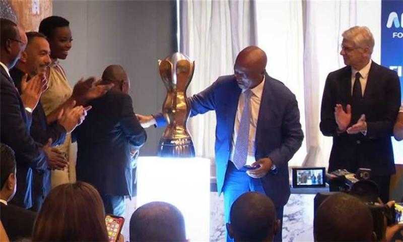 موتسيبي يكشف عن شكل كأس السوبر الإفريقي بحضور آرسين فينجر